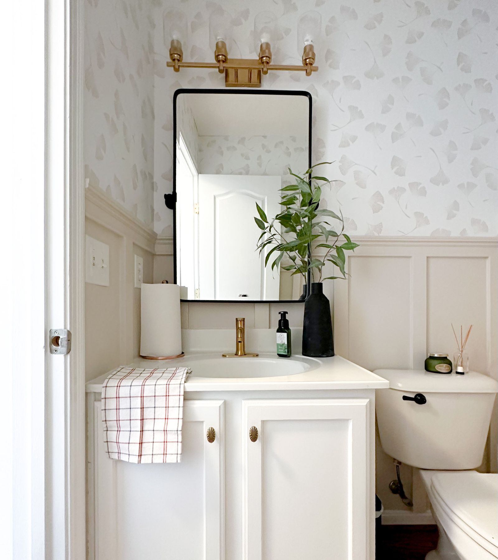 Should Bathroom Mirror Be Same Width As Vanity Complete Size Guide 