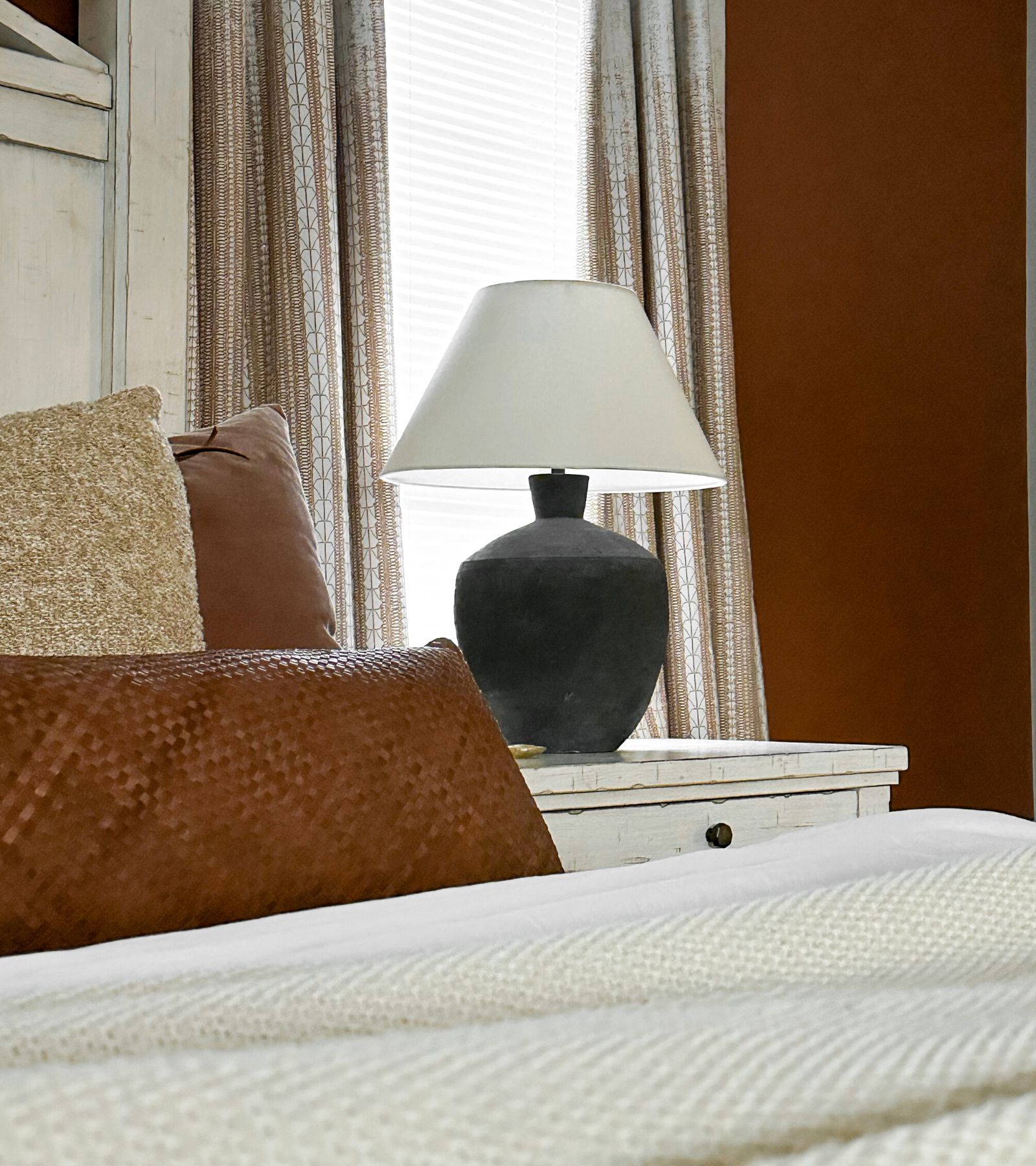 Find the Right Size Lamp for Your Nightstand, Ideas