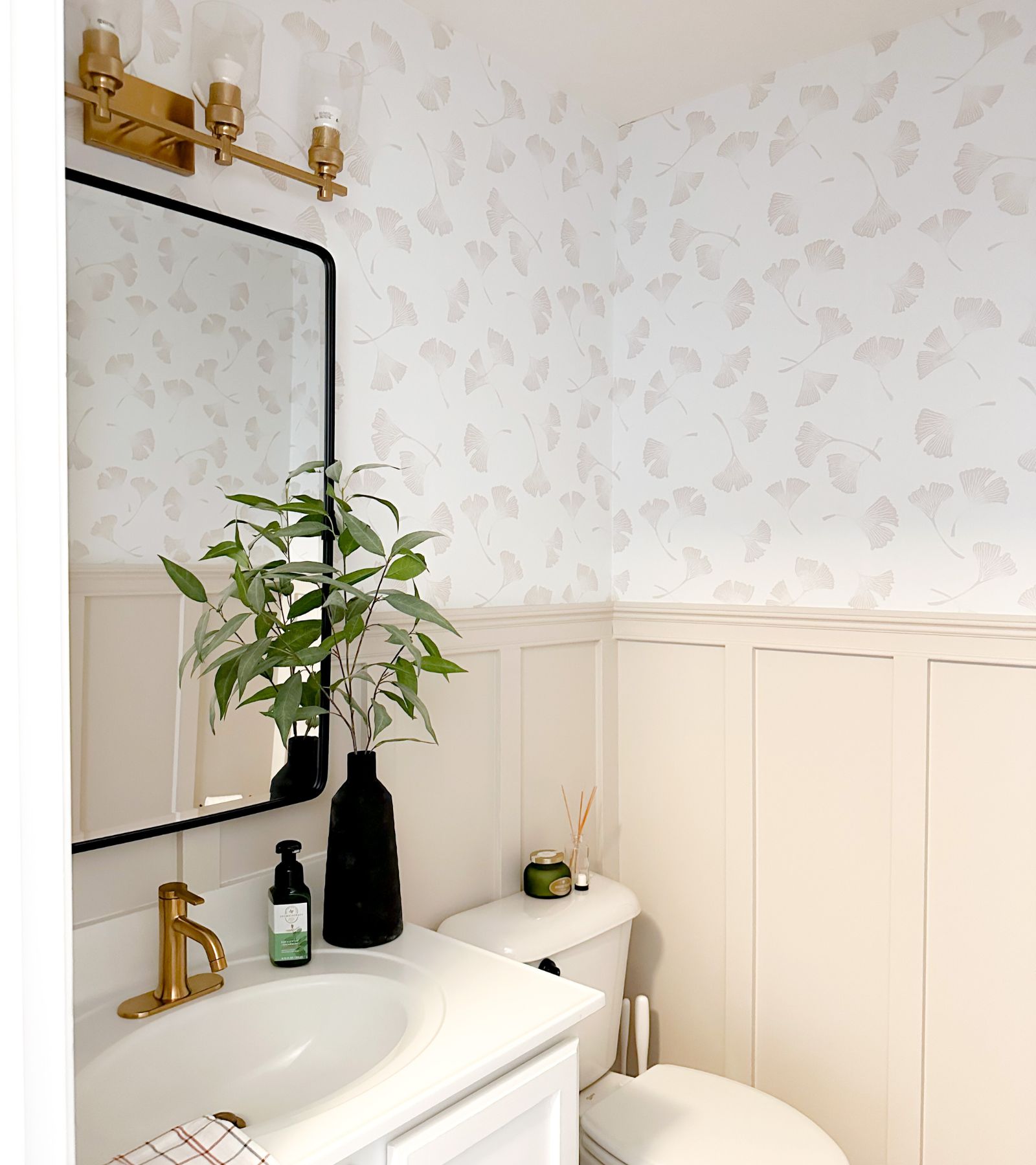 Peel And Stick vs Traditional Wallpaper - Best Type of Wallpaper For ...