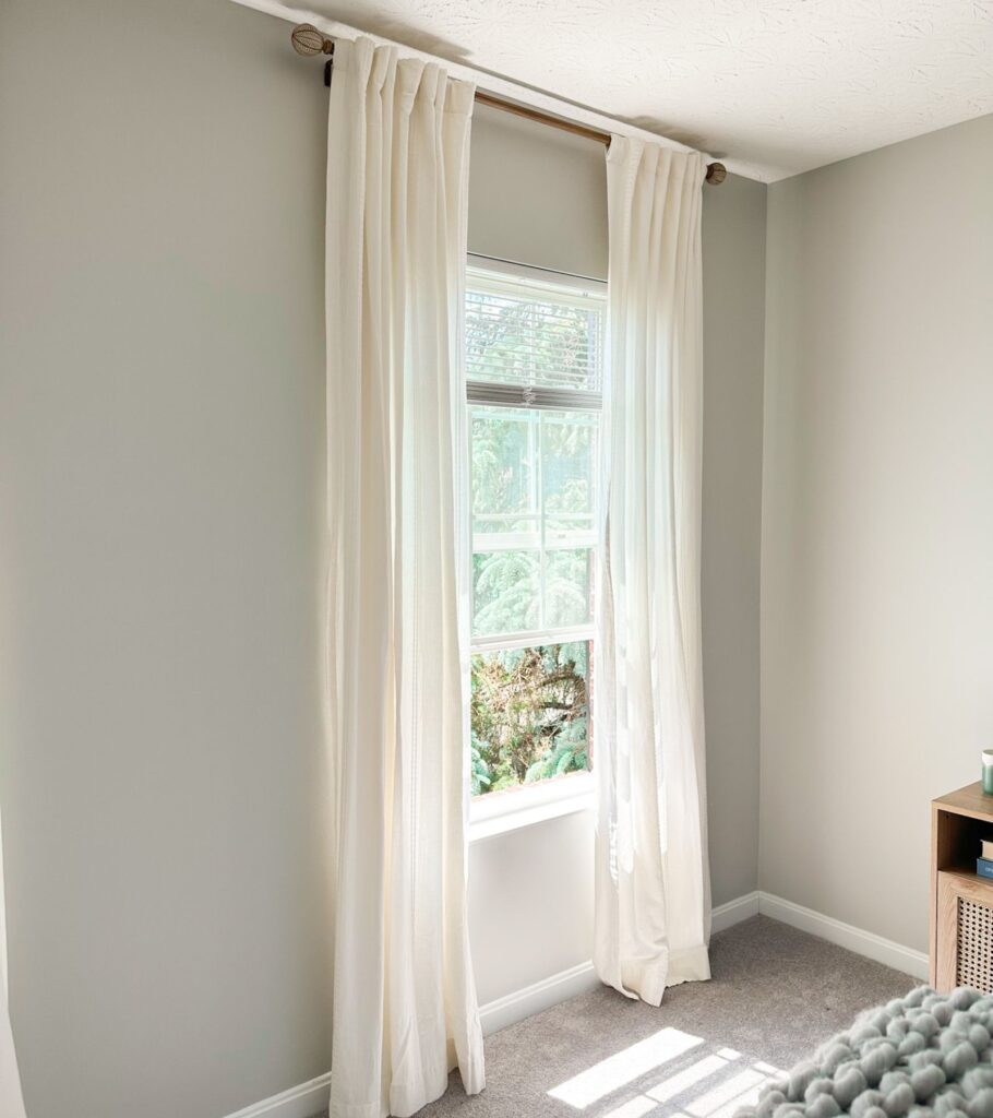 how to make a small room look bigger with curtains