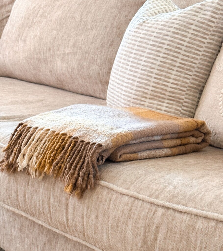 how to style throw blanket on couch