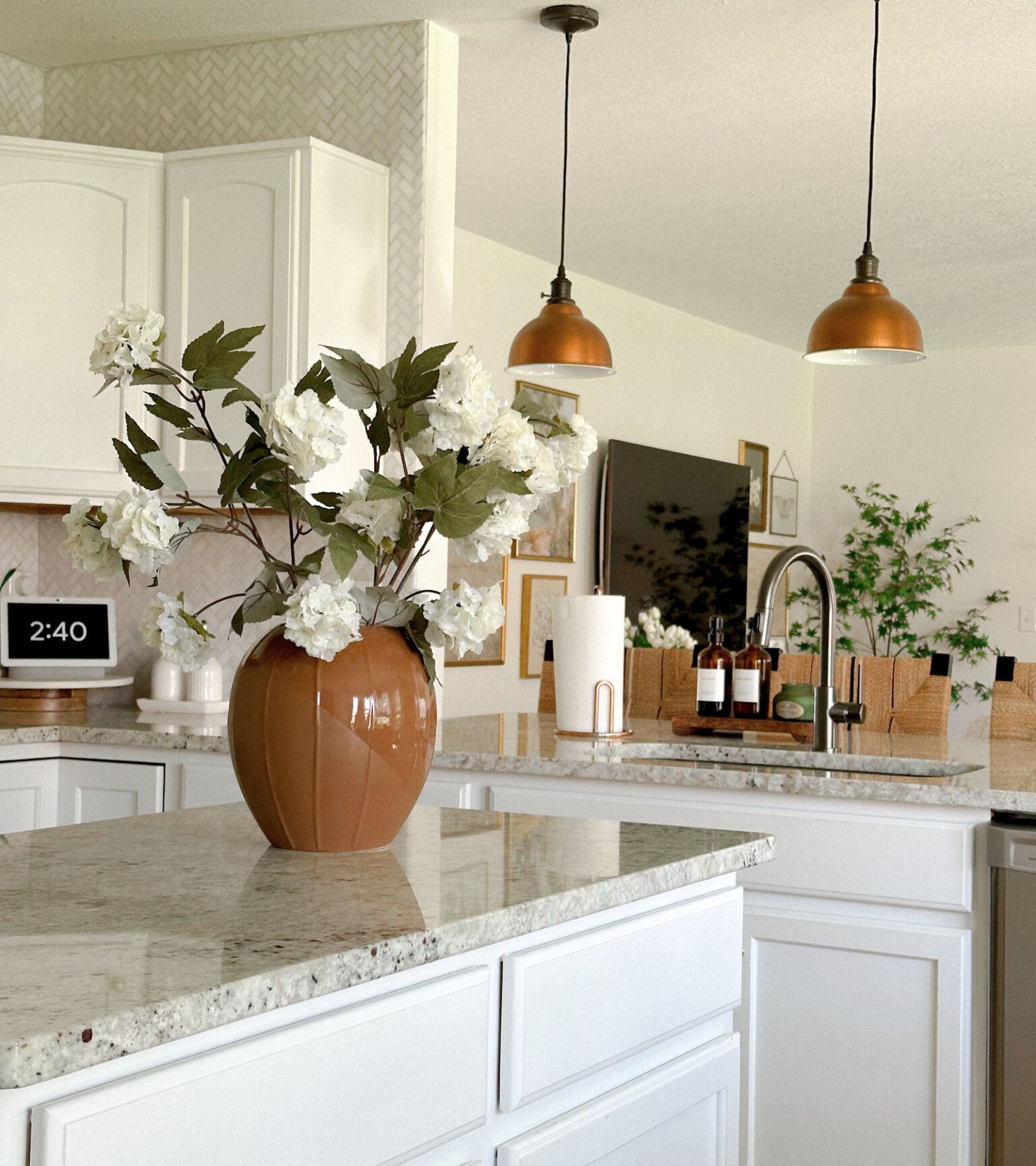 Guide to Pendant Lights Over Kitchen Island (Height, Spacing, and More ...