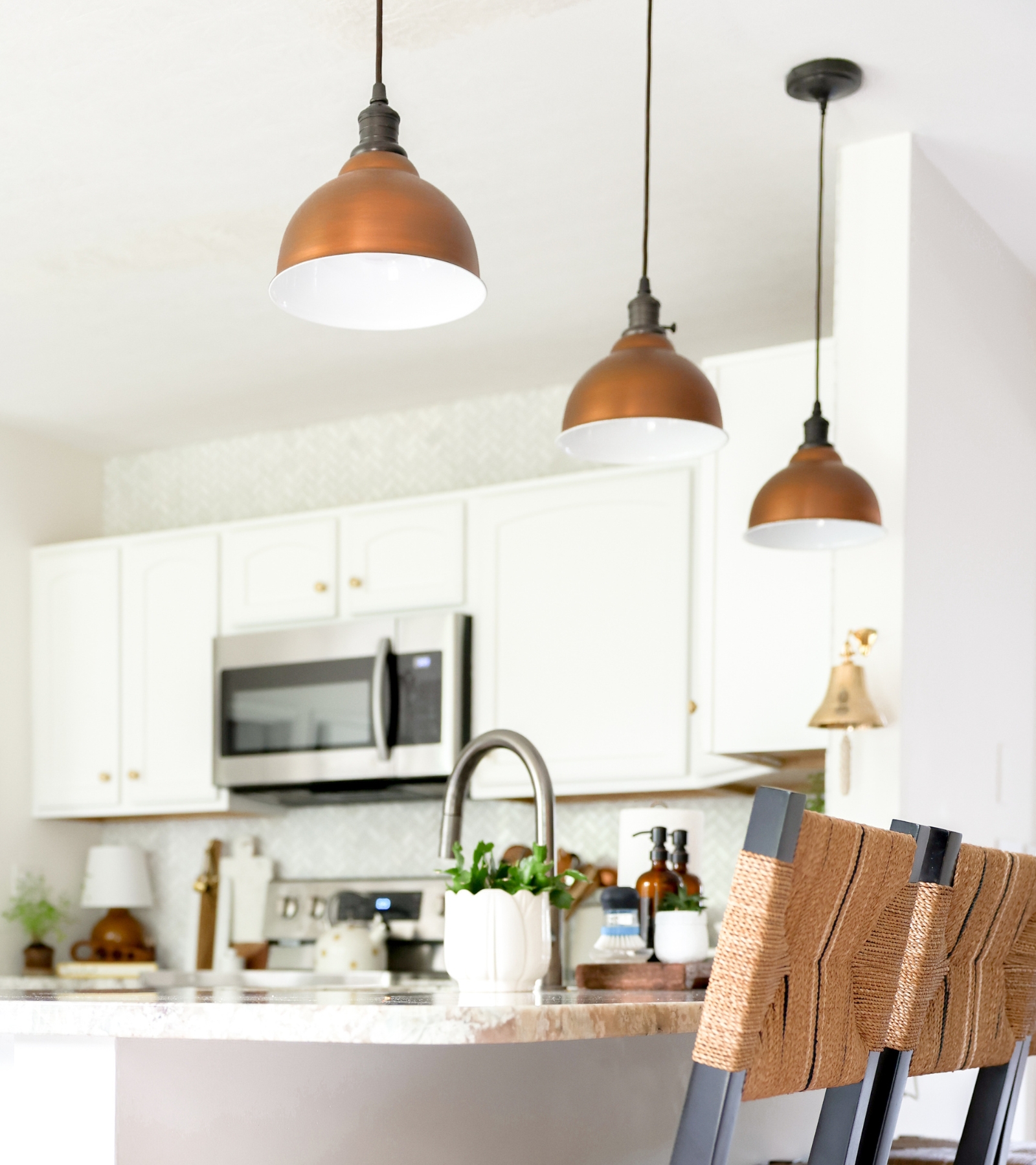 Guide to Pendant Lights Over Kitchen Island (Height, Spacing, and More ...